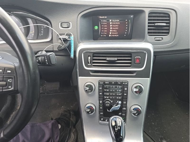Used 2018 Onyx Black Metallic Volvo Dynamic image 15