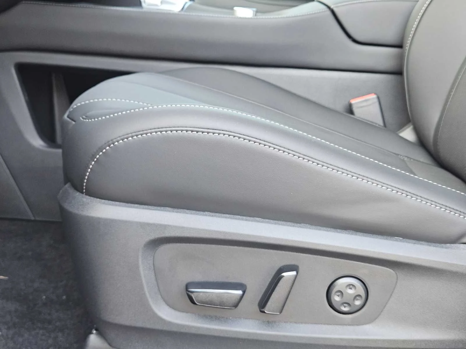 New 2027 2T RAD WHT INFINITI Sport AWD image 18