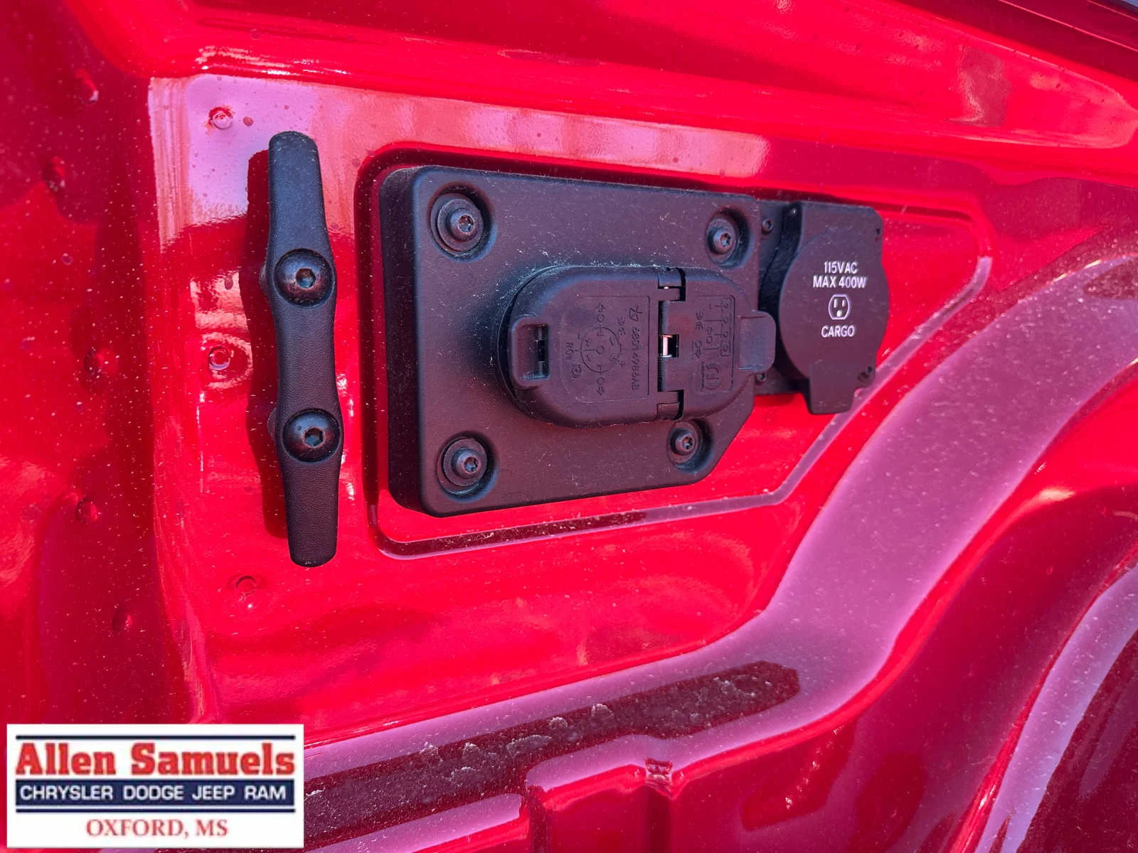 New 2026 Molten Red Pearl-Coat Exterior Paint RAM Tradesman image 34