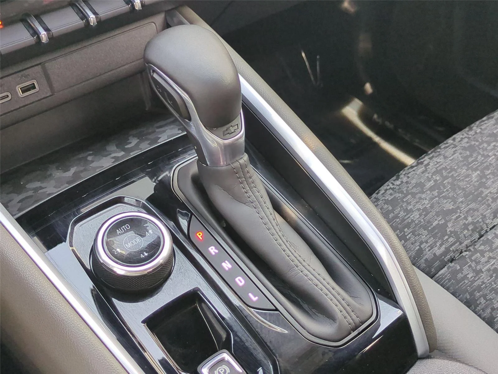 Used 2024 Summit White Chevrolet 4WD ZR2 image 30