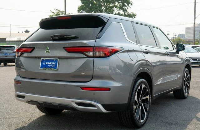 Used 2023 Gray Mitsubishi SE image 6