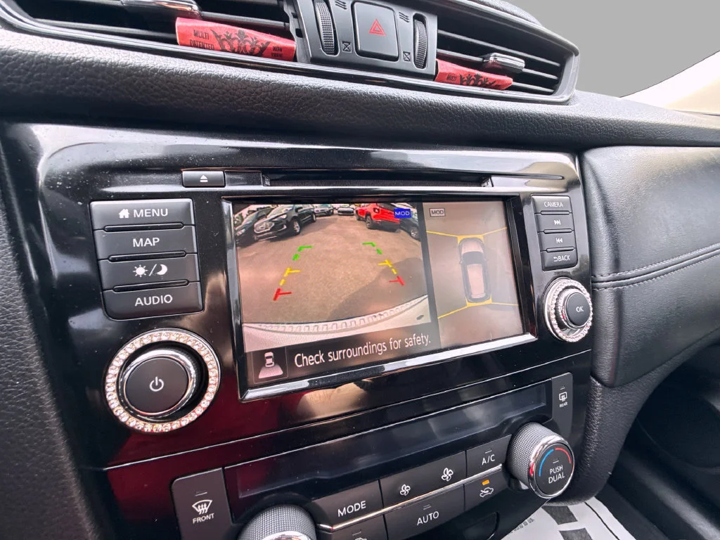 Used 2018 White Nissan SL image 27