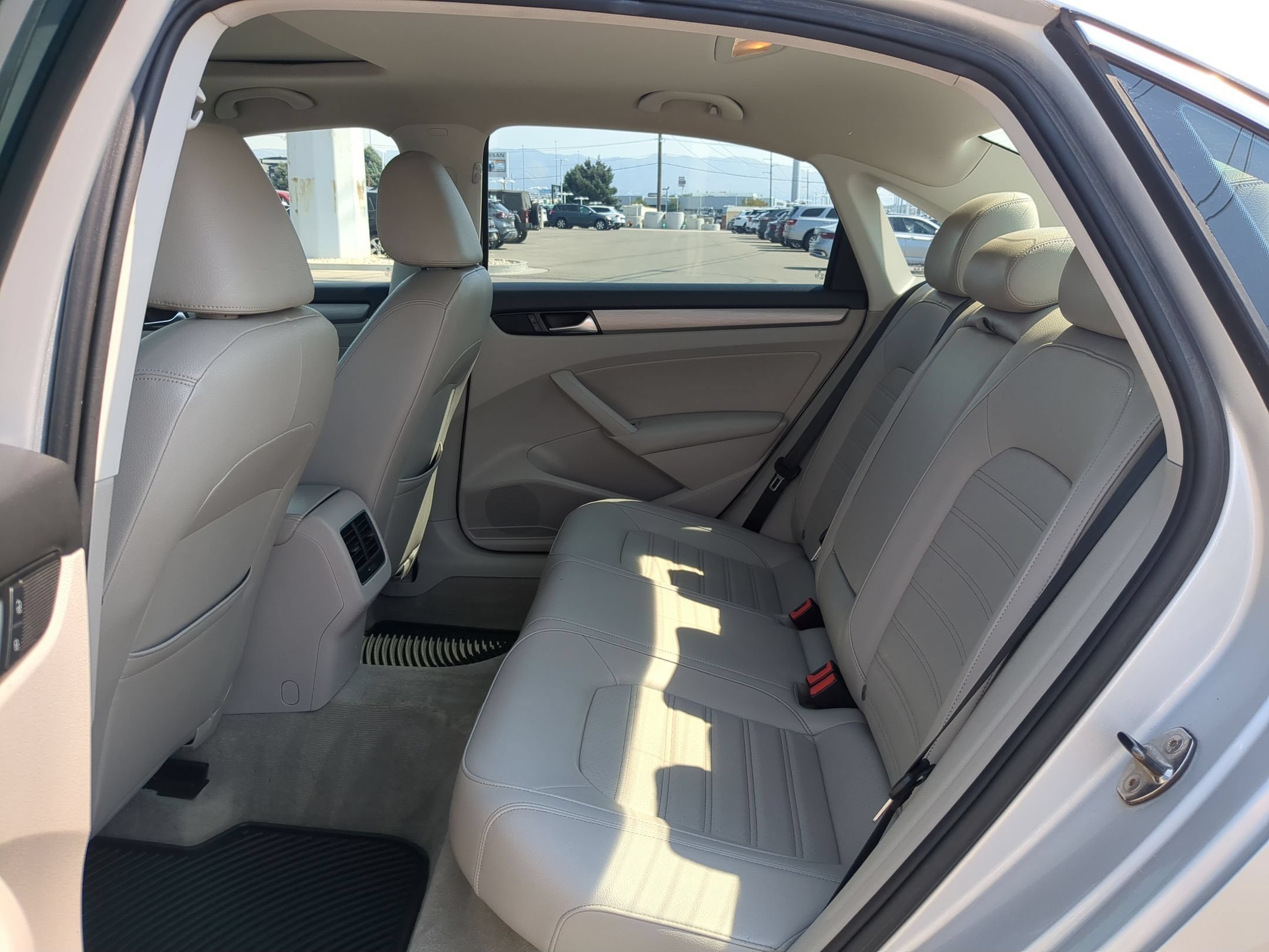 Used 2015 Reflex Silver Metallic Volkswagen 1.8T SE image 28