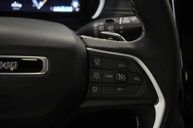 New 2026 Diamond Black Crystal Pearl-Coat Exterior Paint Jeep Laredo X image 28