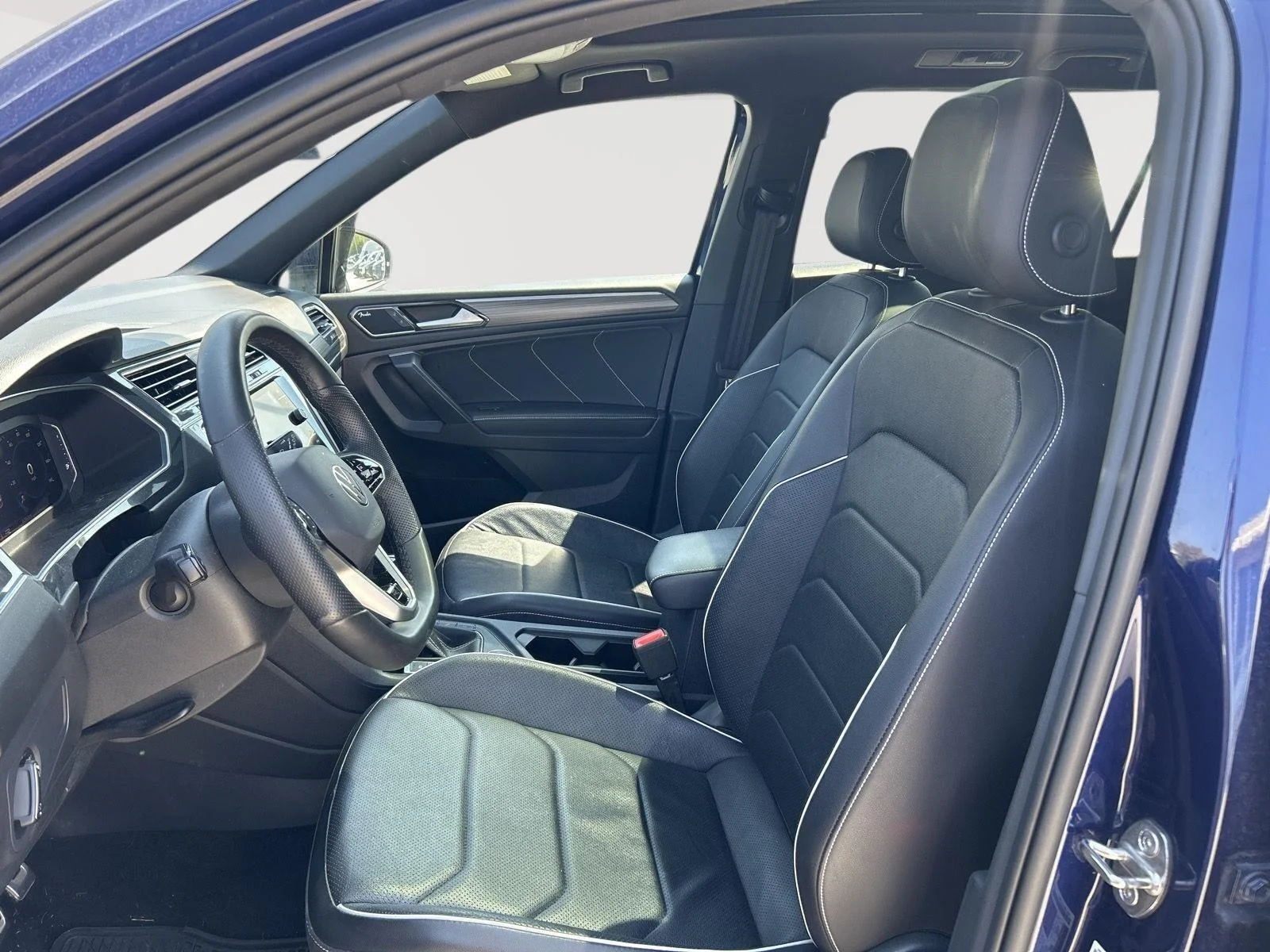 Used 2022  Volkswagen SEL R-Line image 9