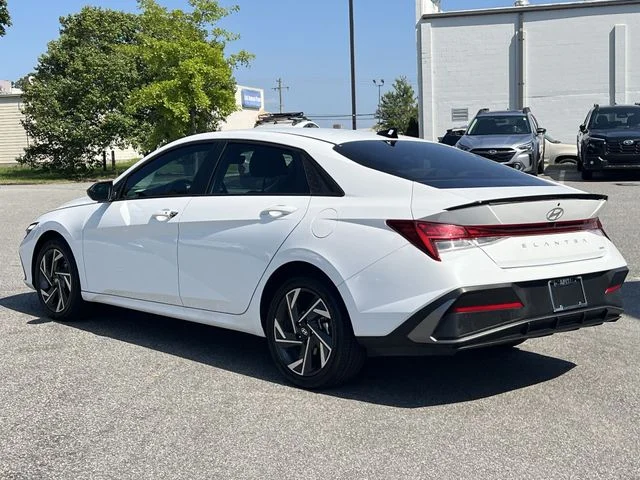 Used 2025 White Hyundai SEL Sport image 17