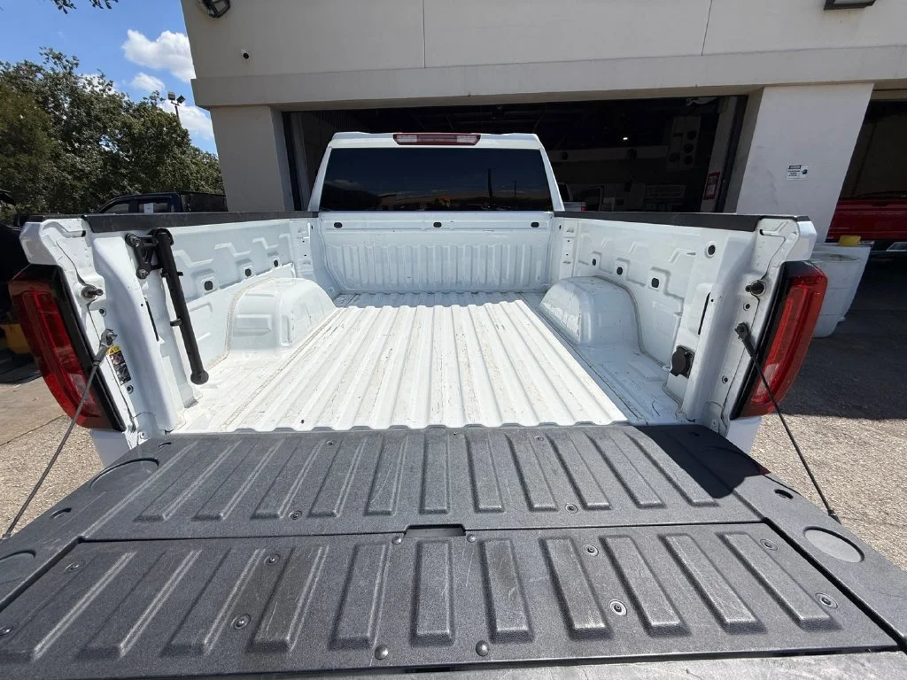 Used 2025 White GMC SLT image 19