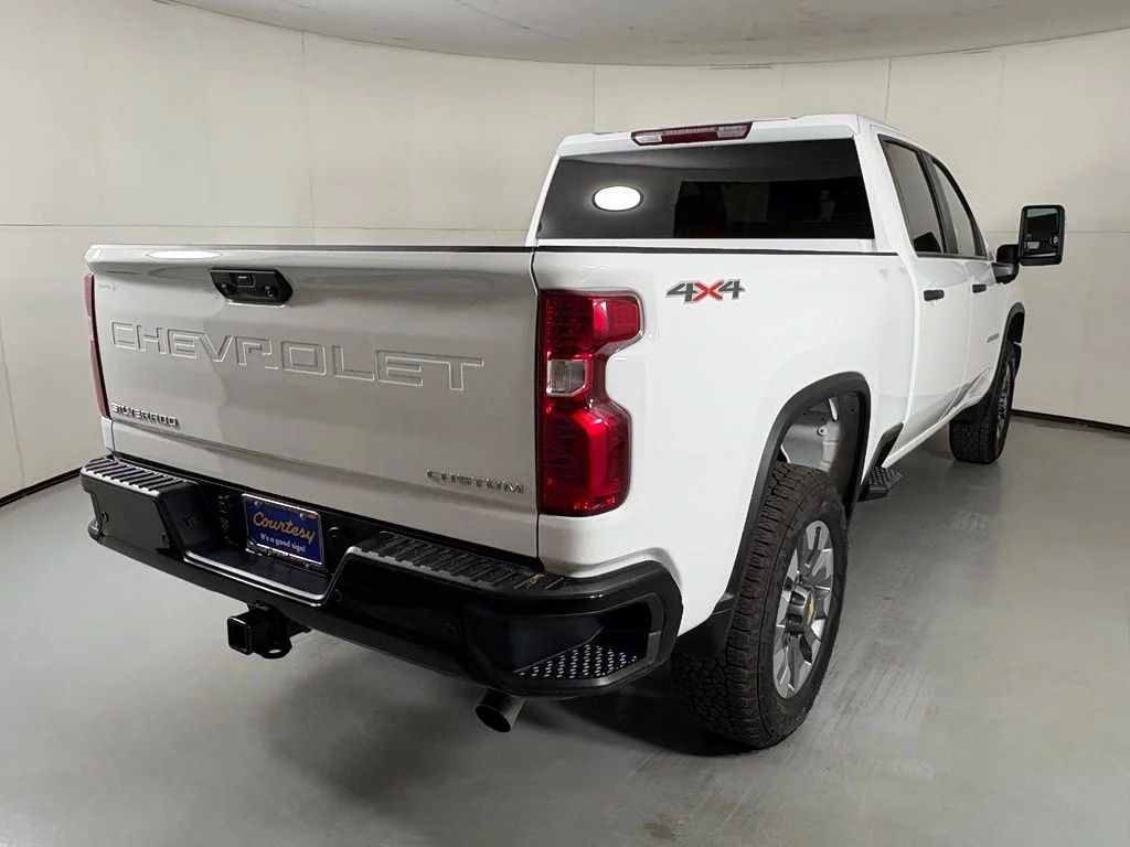 Used 2025 White Chevrolet Custom image 10