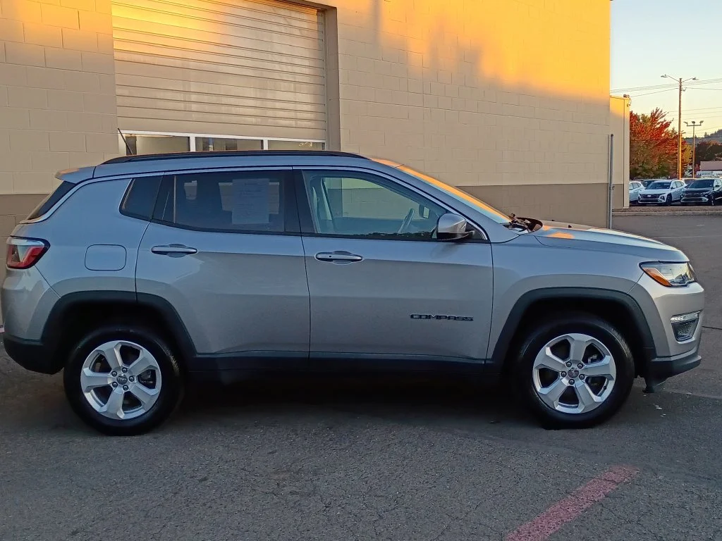 Used 2018 Billet Silver Metallic Clearcoat Jeep Latitude image 3