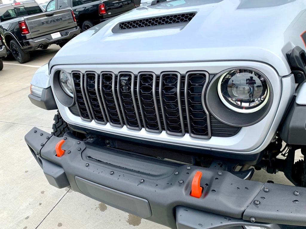Used 2024 Silver Jeep Mojave image 2
