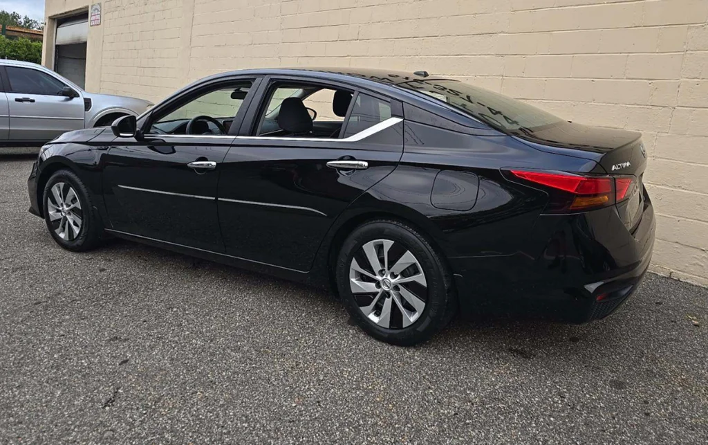 Used 2020 Black Nissan 2.5 S image 3