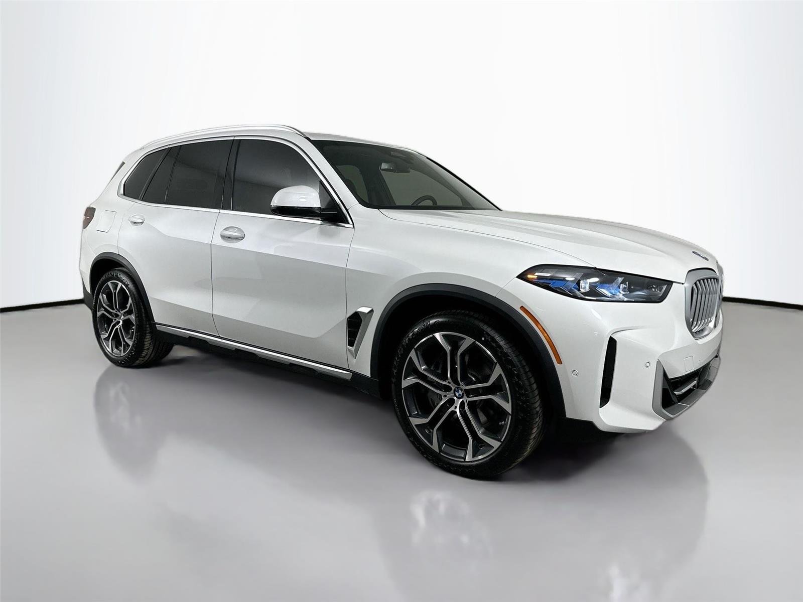New 2026 Mineral White Metallic BMW xDrive50e image 4