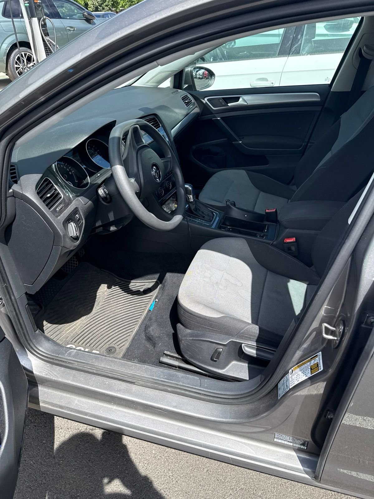 Used 2016 Gray Volkswagen SE image 3