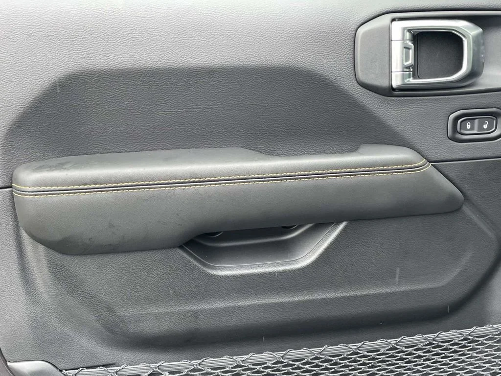 New 2026 Granite Crystal Metallic Clearcoat Jeep Sahara image 25
