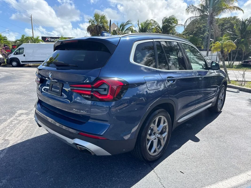 Used 2023  BMW xDrive30i image 5