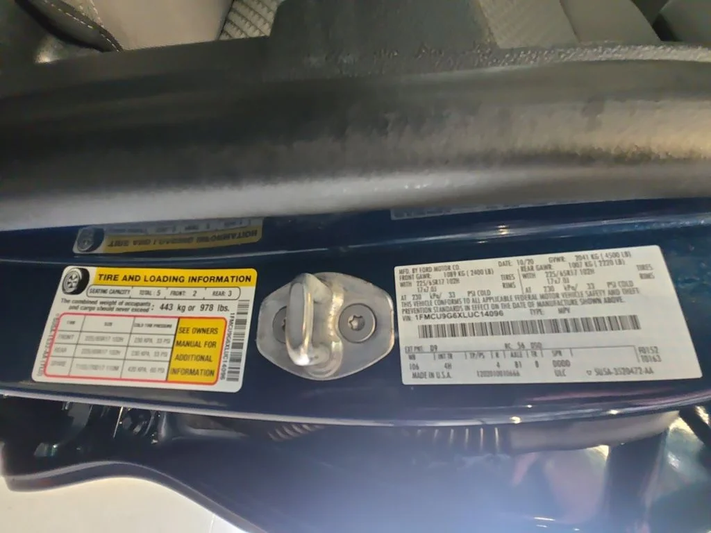 Used 2020 Green Ford SE image 25