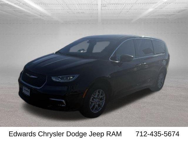 New 2026 Diamond Black Crystal Pearl-Coat Exterior Paint Chrysler Select image 3