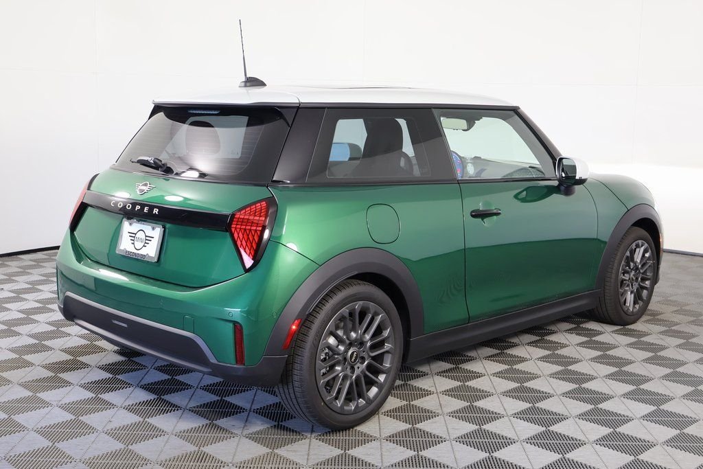 New 2026 Green MINI Signature Plus image 2