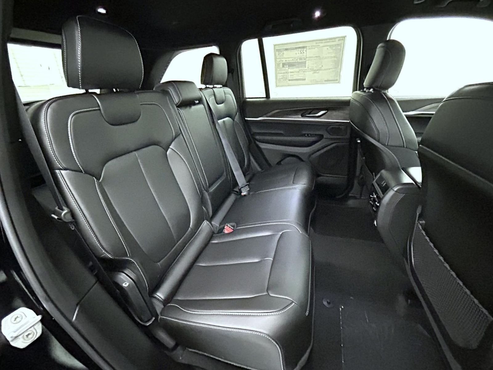 New 2026 Diamond Black Crystal Pearl-Coat Exterior Paint Jeep Limited image 18