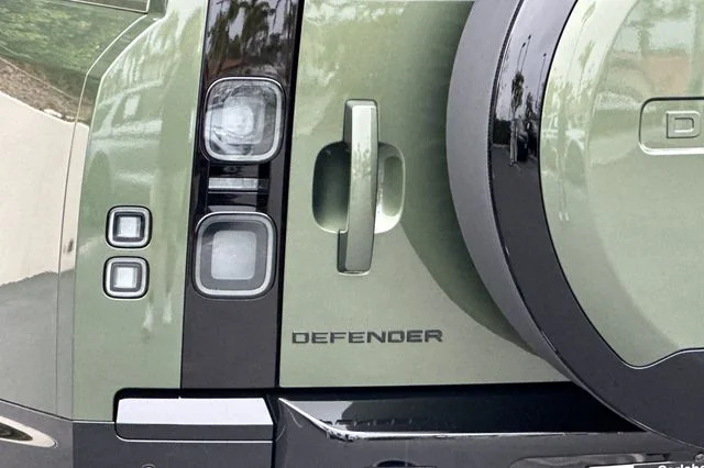 New 2026 Woolstone Green Land Rover X-Dynamic SE image 25