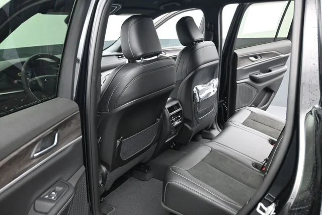 New 2026 Diamond Black Crystal Pearl-Coat Exterior Paint Jeep Altitude image 14