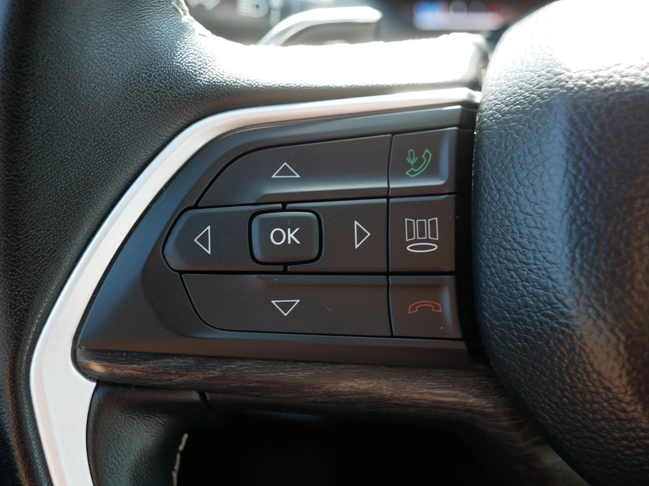 Used 2022 Silver Zynith Jeep Limited image 31