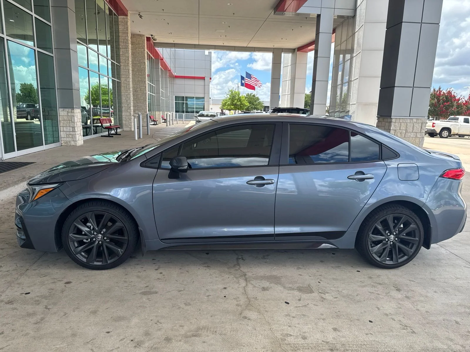 Used 2025  Toyota SE image 24