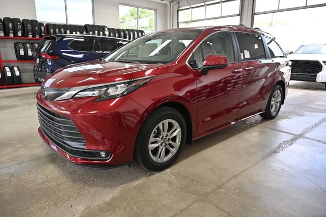 2026 Toyota Sienna XLE - Photo 8