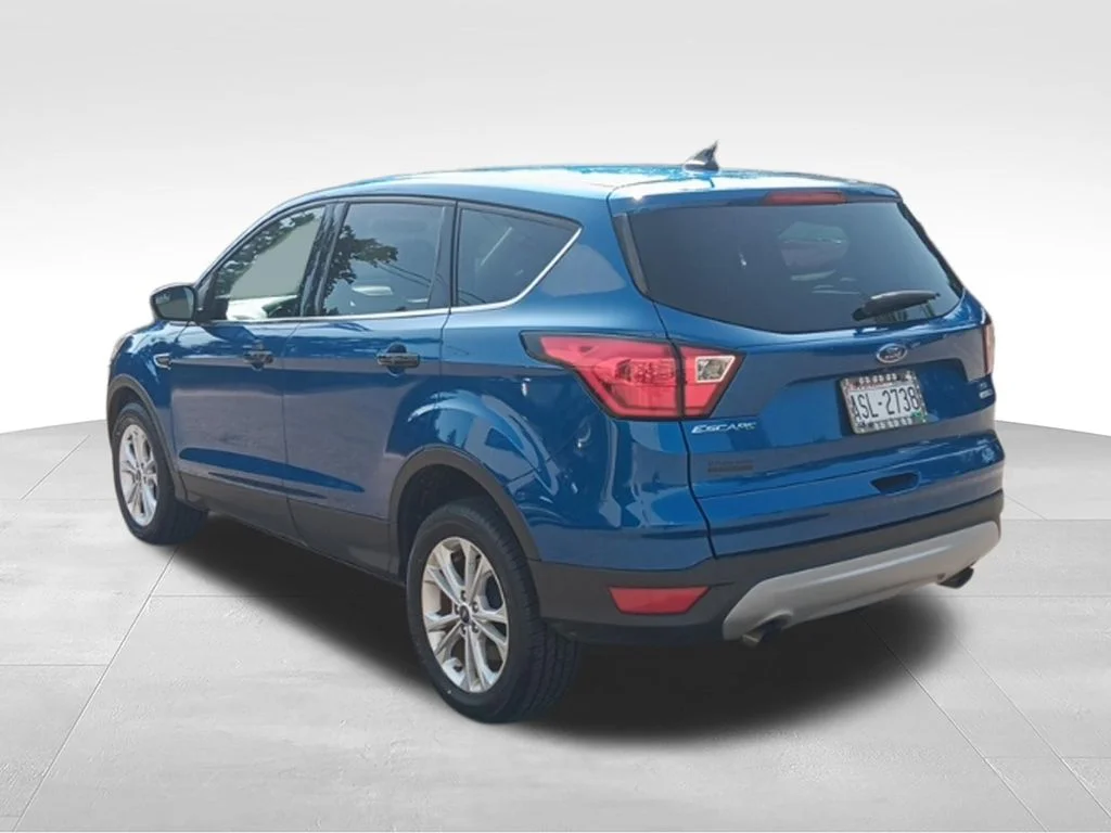 Used 2019 Lightning Blue Metallic Ford SE image 4