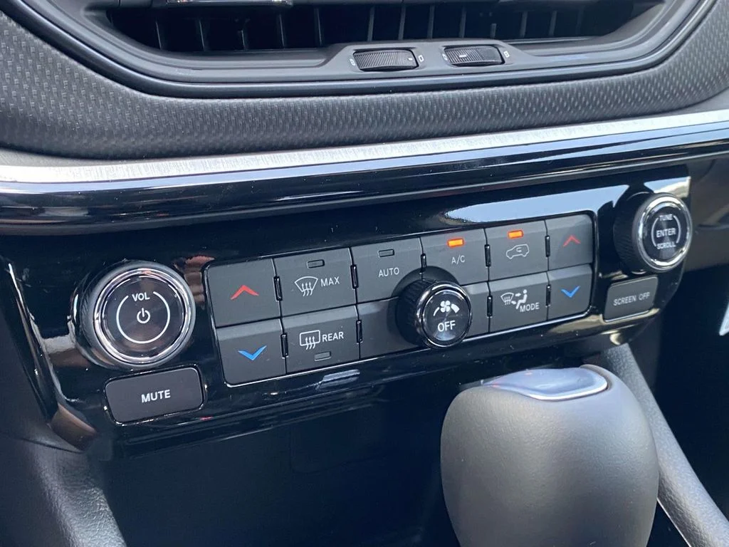 New 2026 Bright White Clear-Coat Exterior Paint Jeep Trailhawk image 18