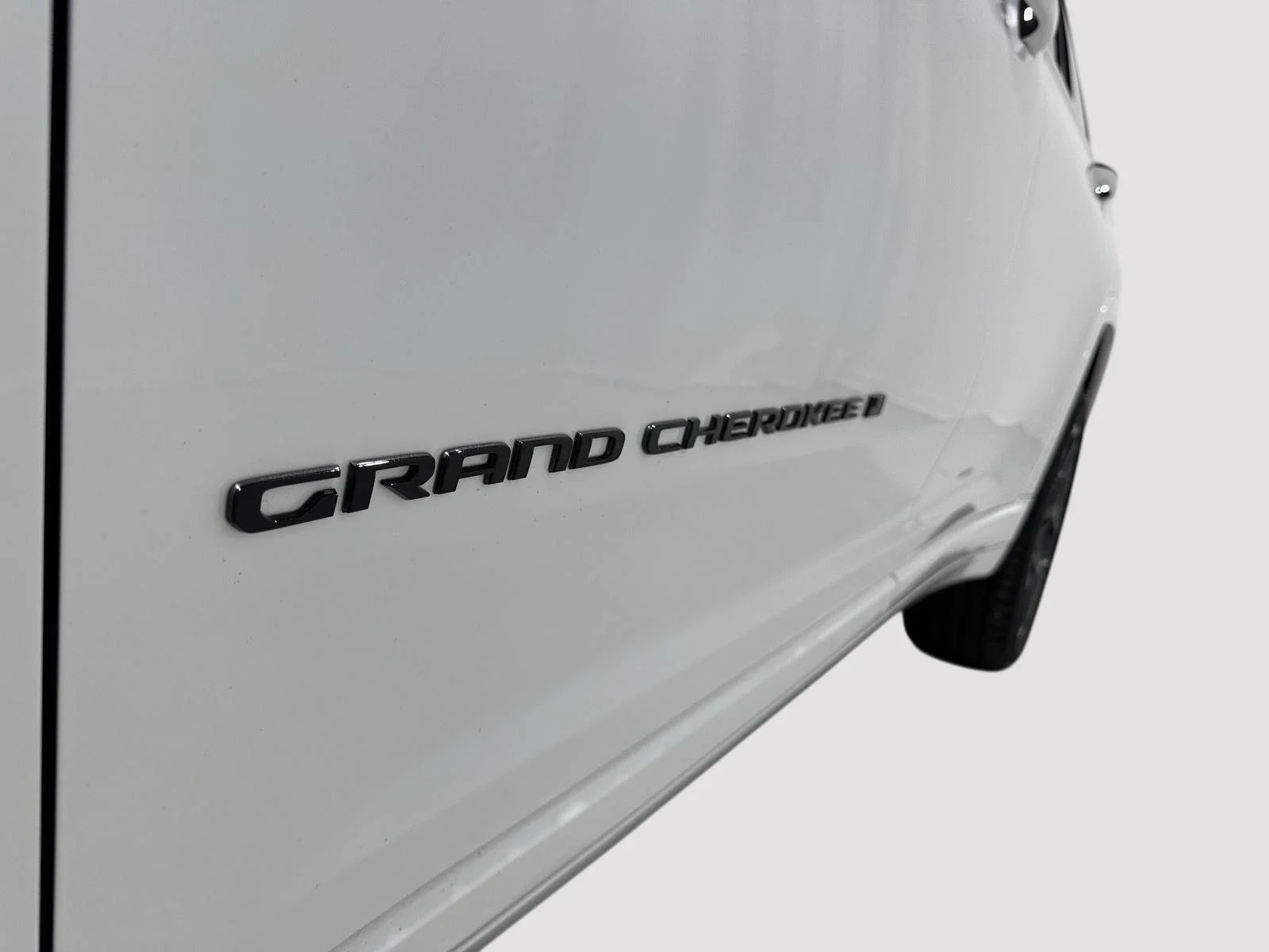 Used 2025 White Jeep Summit image 29