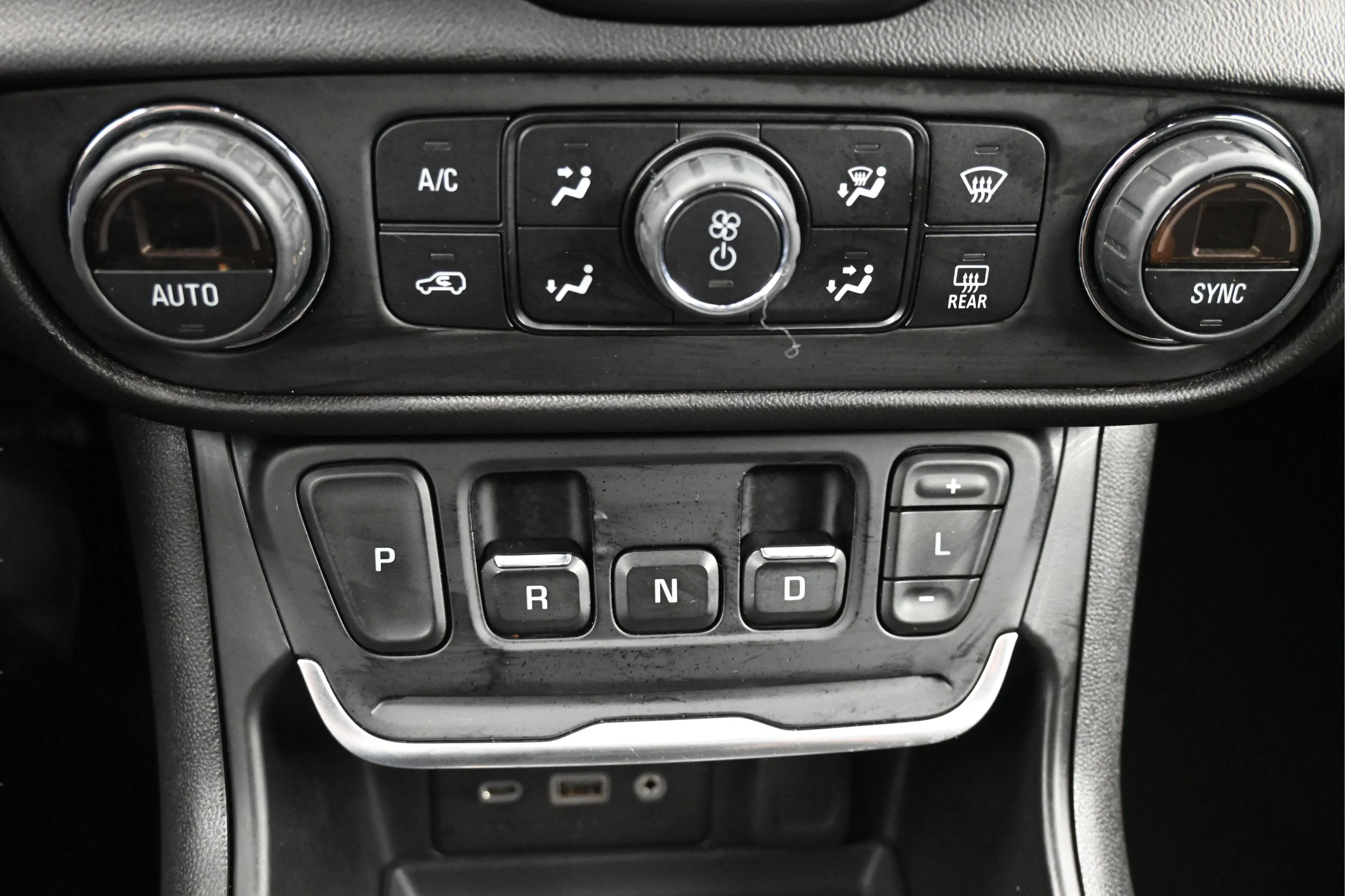 Used 2020 Ebony Twilight Metallic GMC SLE image 18