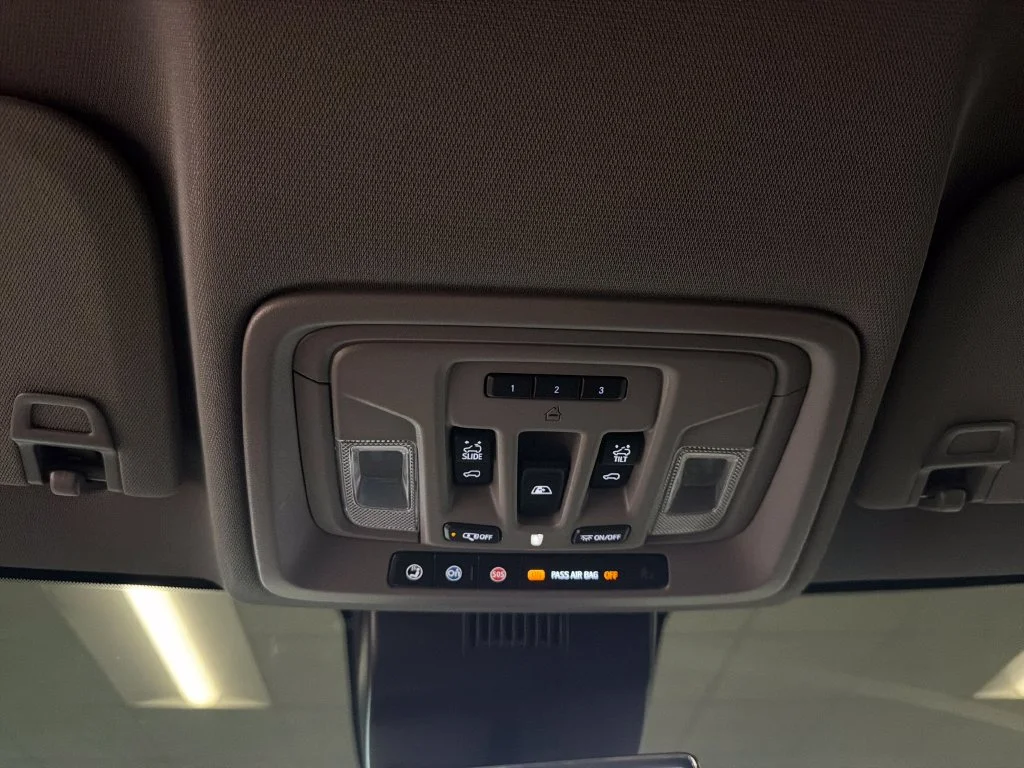 Used 2024 White GMC Denali image 22