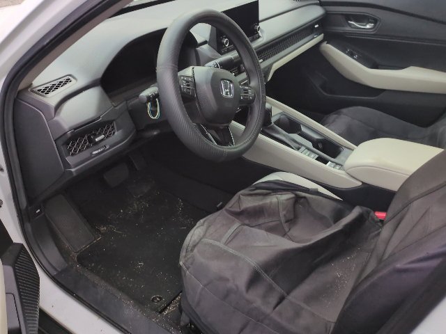 Used 2025 Platinum White Pearl Honda SE image 6