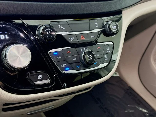 Used 2017 White Chrysler Touring L image 15