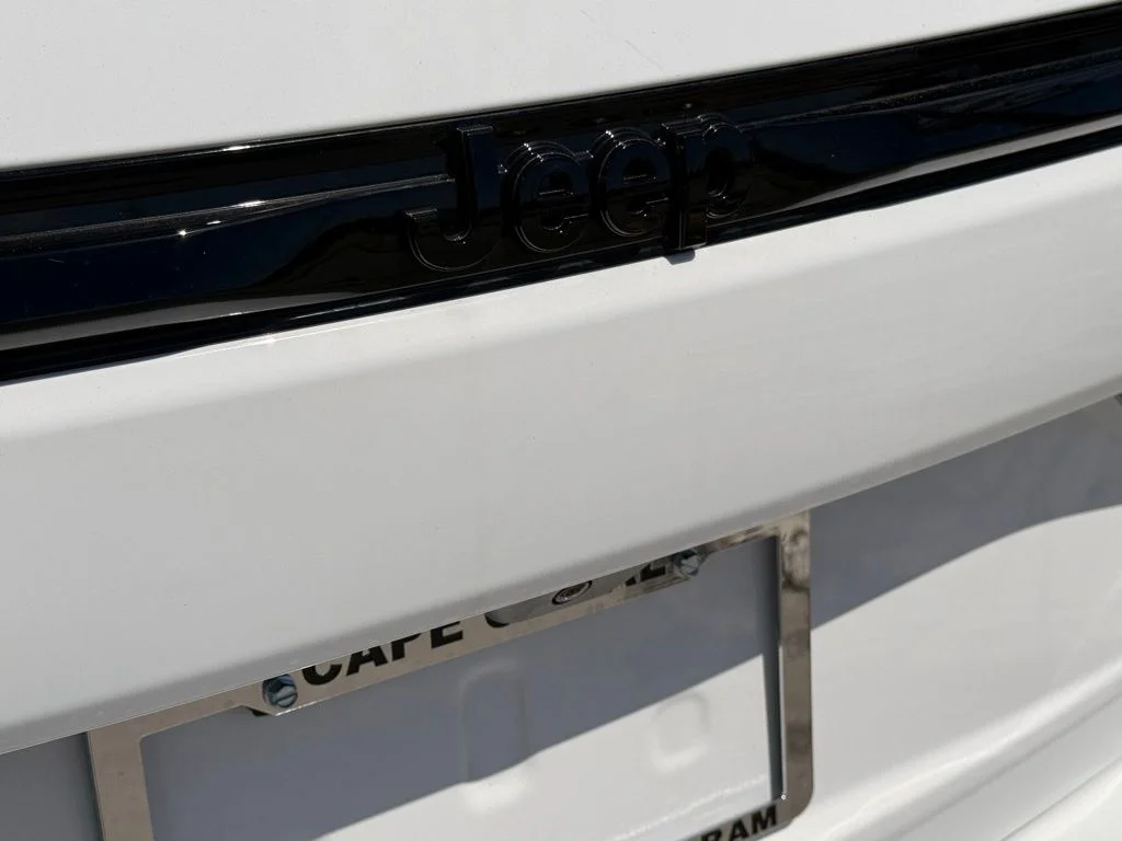 New 2026 Bright White Clear-Coat Exterior Paint Jeep Limited image 33