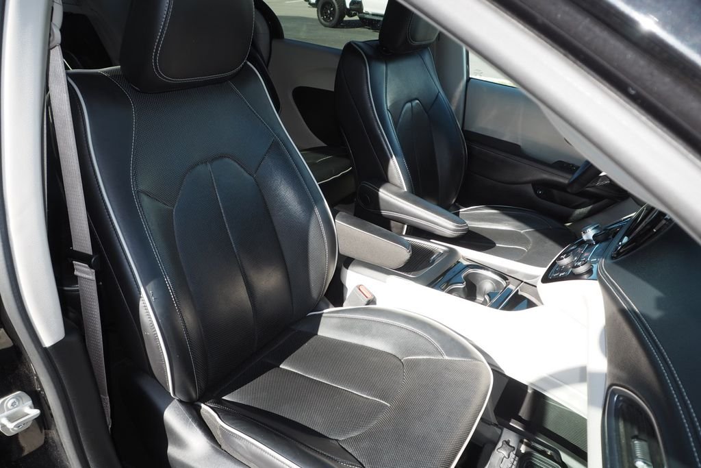Used 2023 Black Chrysler Limited image 21