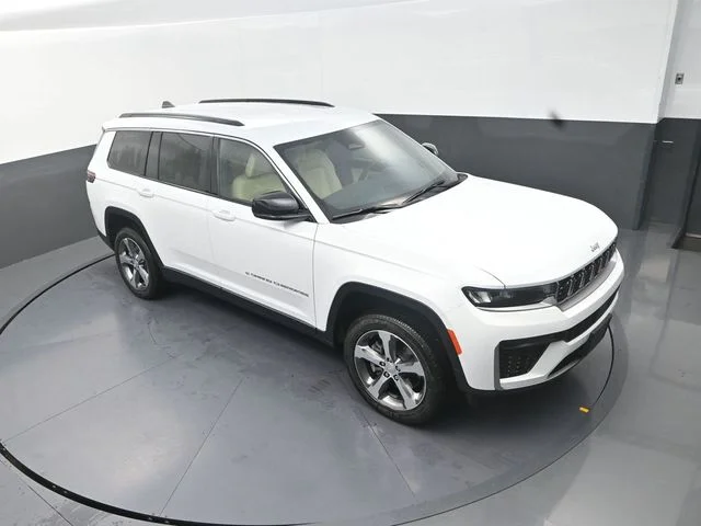 New 2026 Bright White Clear-Coat Exterior Paint Jeep Limited image 11