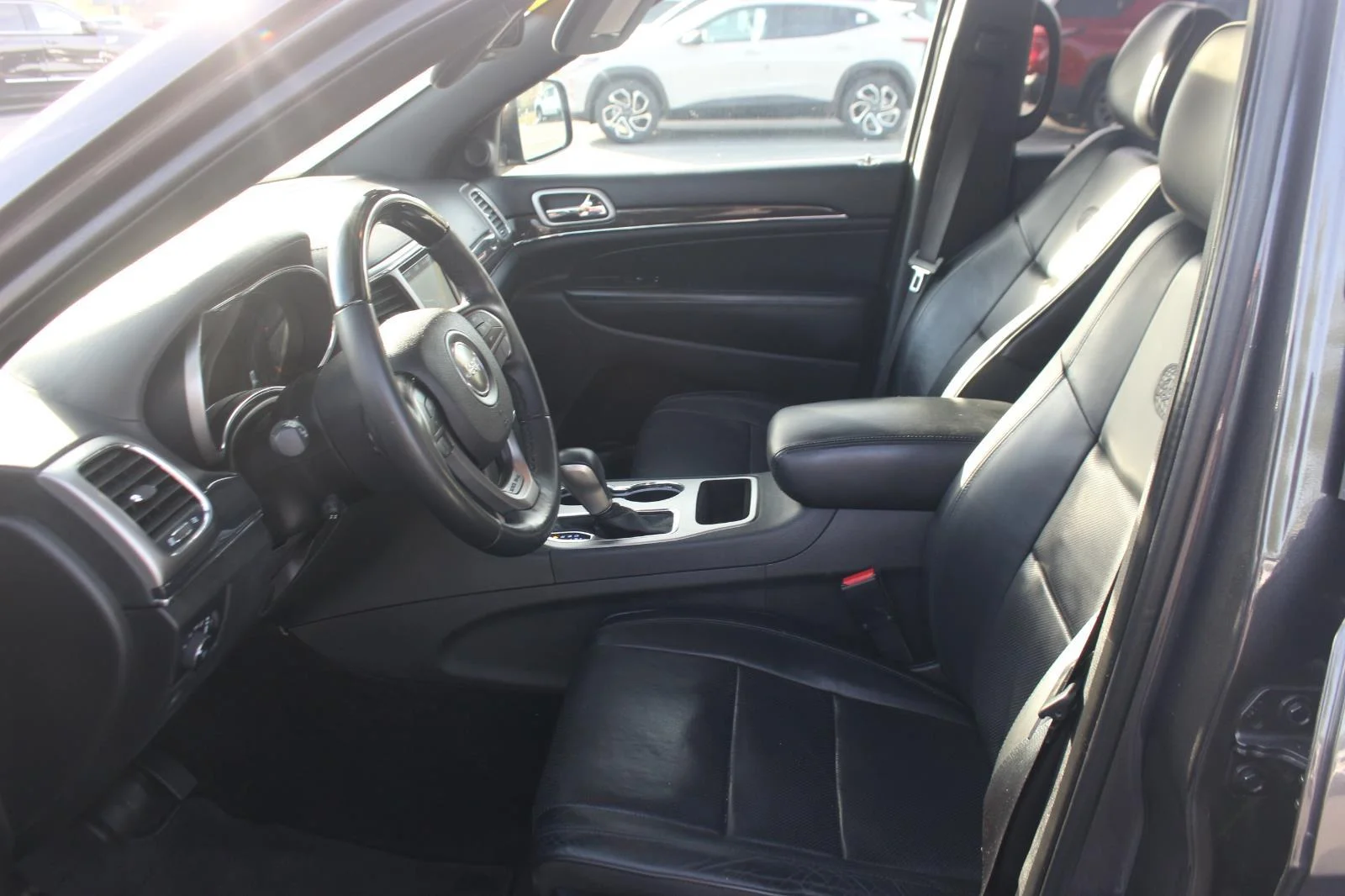 Used 2018 Grey Jeep Overland image 15
