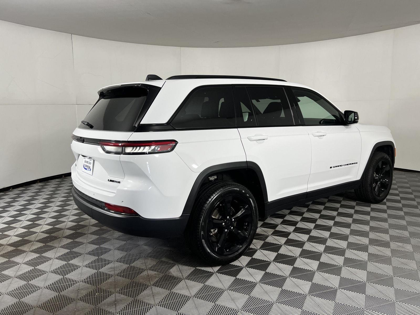 Used 2025 Bright White Clearcoat Jeep Limited image 9