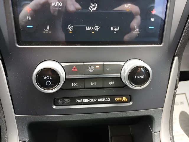 Used 2022 Silver Ford SEL image 15