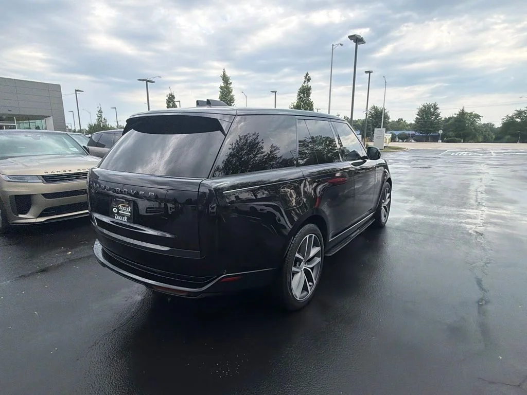 Used 2025  Land Rover SE image 5