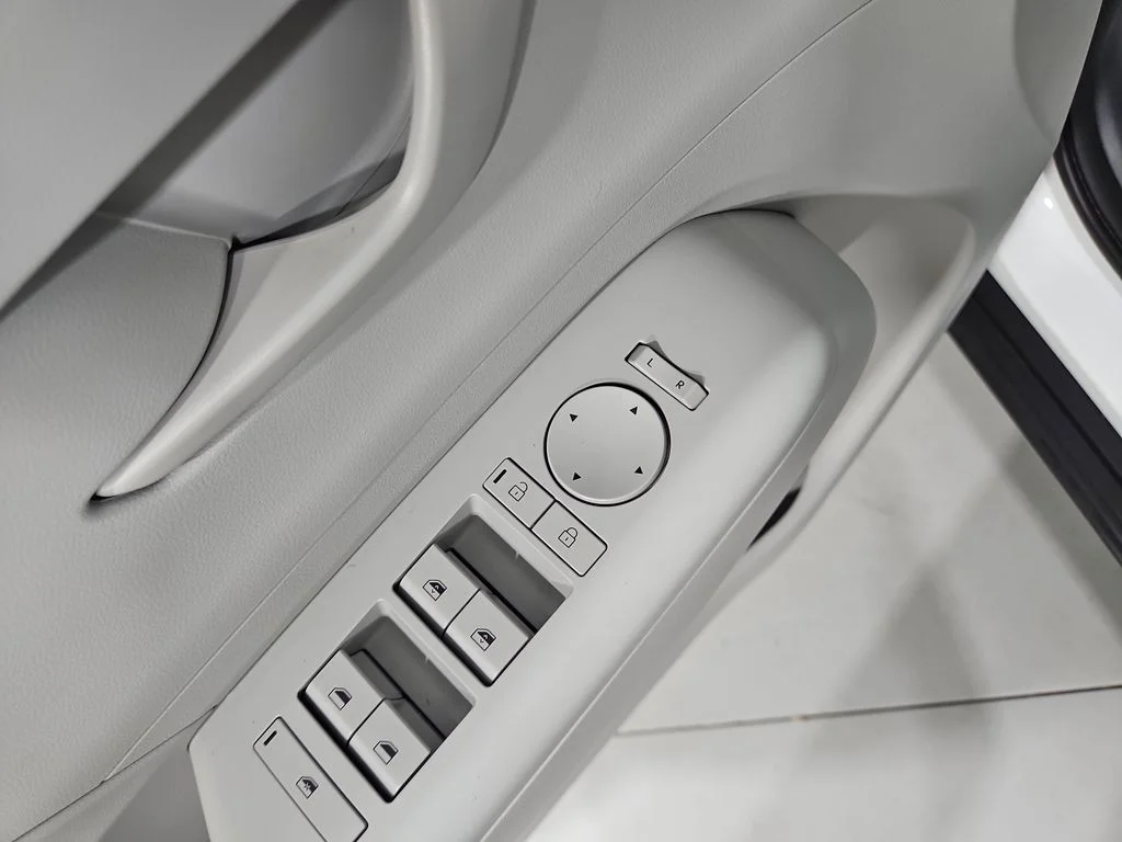 Used 2025 White Hyundai SEL Convenience image 13