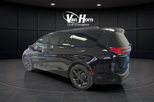 New 2026 Diamond Black Crystal Pearl-Coat Exterior Paint Chrysler Select image 3