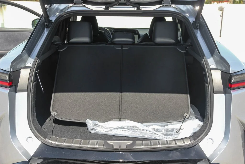 New 2026 Iridium and Black Onyx Lexus  550e F SPORT AWD image 25