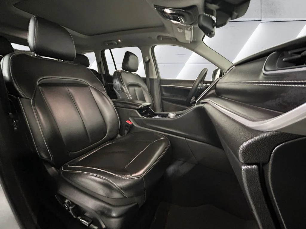 Used 2023 Silver Jeep Limited image 14
