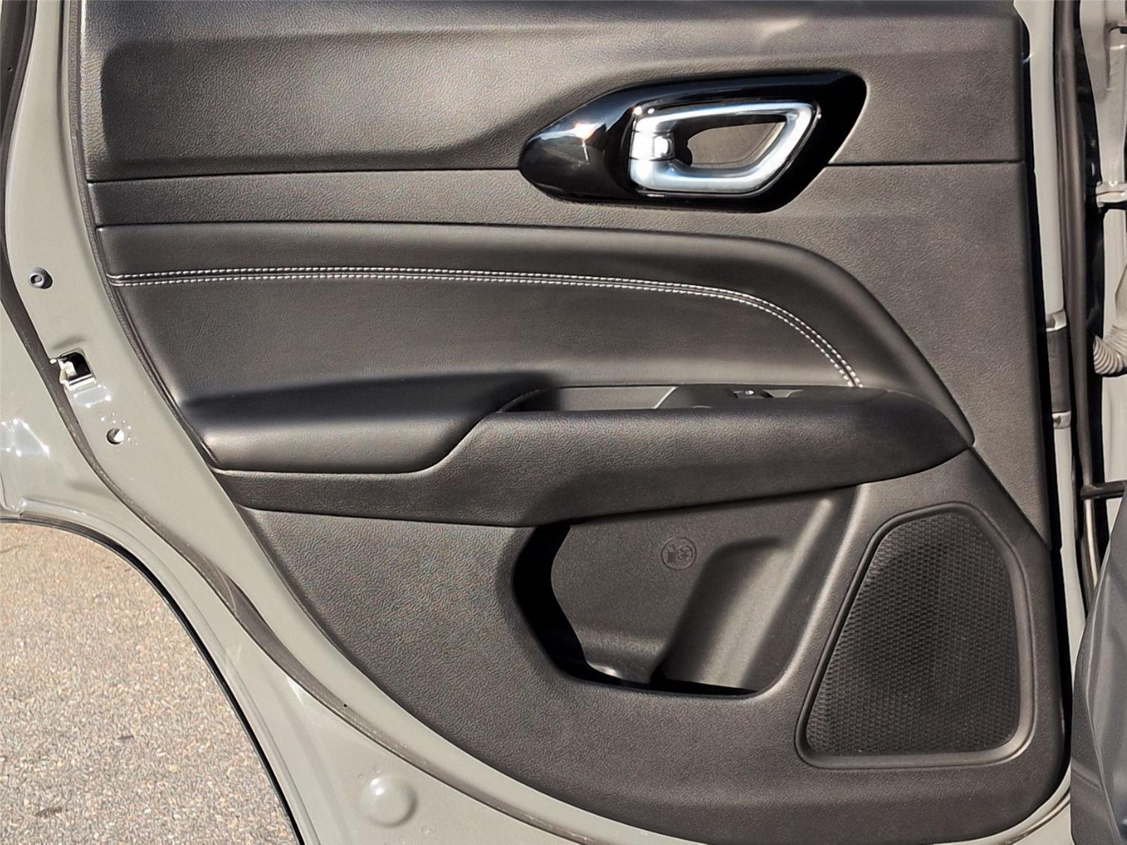 Used 2024 Baltic Gray Metallic Clearcoat Jeep Latitude image 30