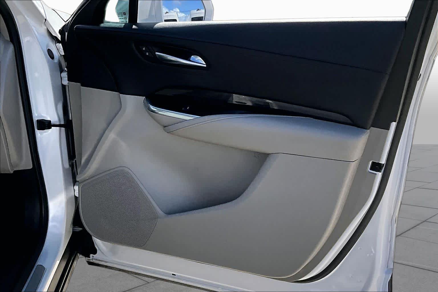 Used 2019 Crystal White Tricoat Cadillac FWD Premium Luxury image 25