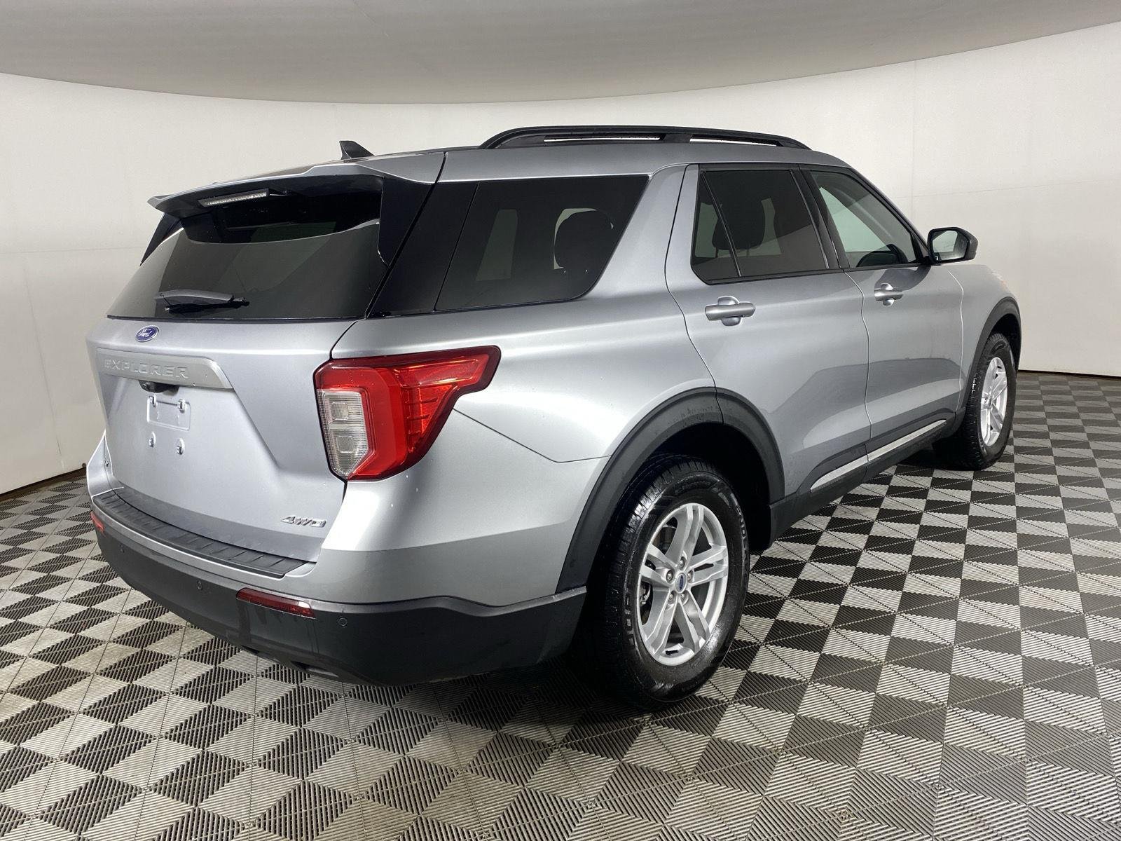 Used 2024 Iconic Silver Ford XLT image 17