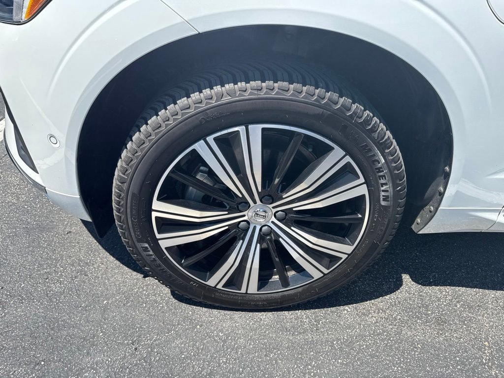 Used 2022 Crystal White Volvo T8 Inscription image 5